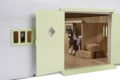 KidsGlobe Paardenstal Met 7 Boxen Pink-White -Overdekte Speelgoeds Winkel kidsglobe paardenstal 7 paardenboxen wit roze 610189 1