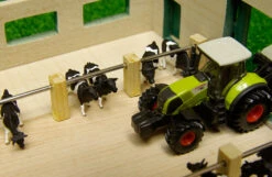 Kidsglobe Ligboxenstal Koeienstal 1 : 87 -Overdekte Speelgoeds Winkel loopstal kidsglobe 610492 1 1