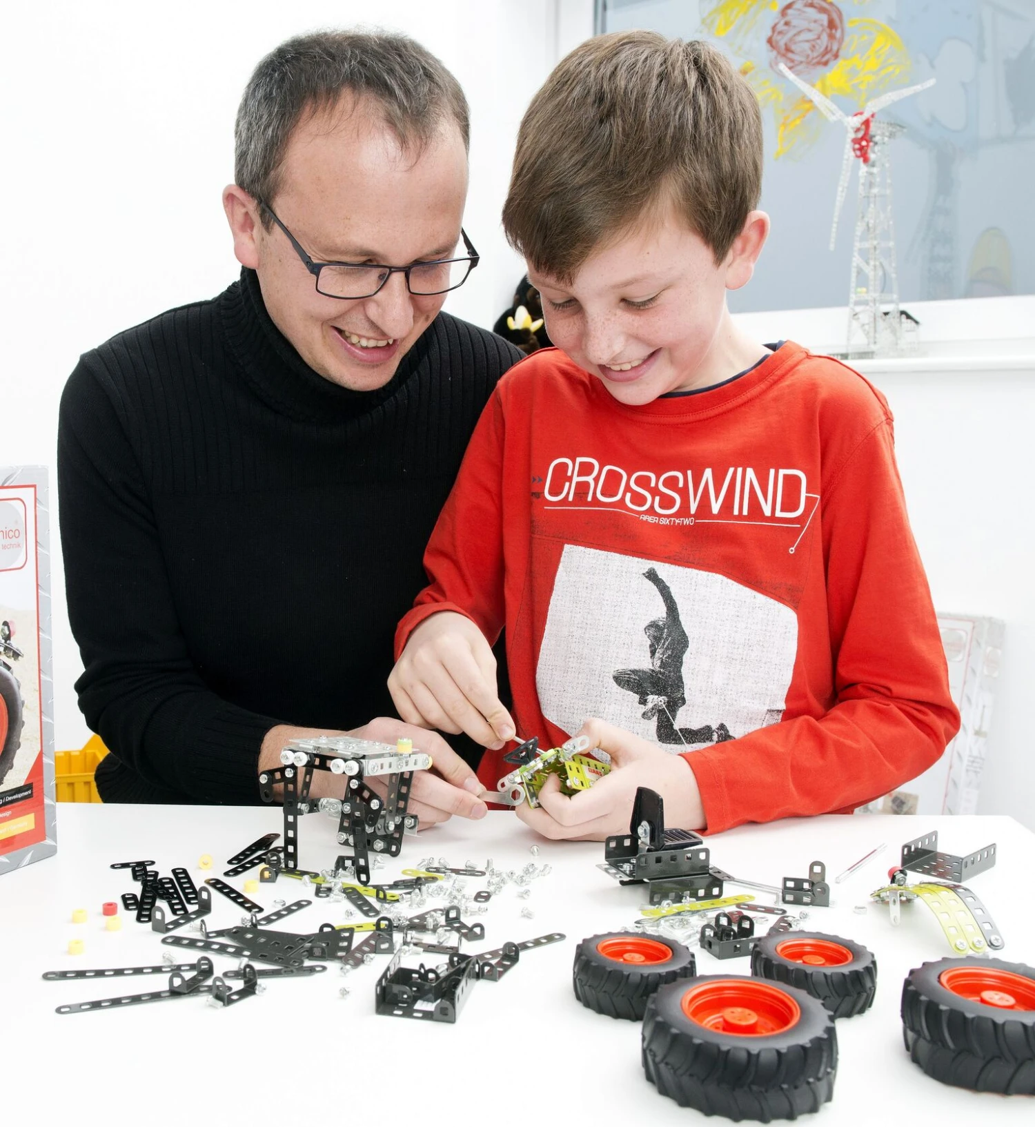 Tronico Mini Massey Ferguson MF5610 Met Aanhangwagen – 1 : 32 7 Tronico Mini Massey Ferguson MF5610 Met Aanhangwagen – 1 : 32 - Afbeelding 5