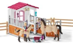 Schleich 42369 Paardenbox Met Paarden En Verzorgster Horse Club -Overdekte Speelgoeds Winkel schleich 42369paardenbox met paarden en verzorgster 1 1