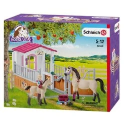 Schleich 42369 Paardenbox Met Paarden En Verzorgster Horse Club -Overdekte Speelgoeds Winkel schleich 42369paardenbox met paarden en verzorgster 2