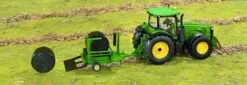 Siku 2266 Ronde Hooibalen Wikkelaar John-Deere -Overdekte Speelgoeds Winkel siku 2266 john dere ronde balen wikkelaar incl 2 balen speelactief.nl 1