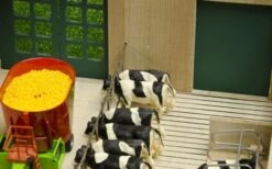 Kidsglobe Luxe Ligboxenstal Met Roosters 1:32 -Overdekte Speelgoeds Winkel stal met roosters kidsglobe 610693 3